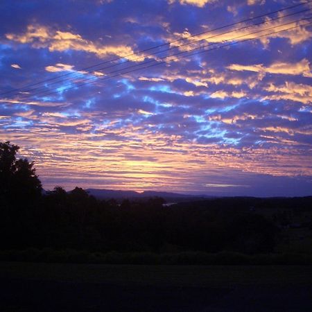 Tinaroo Sunset Retreat Bed and Breakfast Barrine Εξωτερικό φωτογραφία