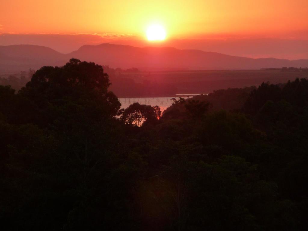 Tinaroo Sunset Retreat Bed and Breakfast Barrine Εξωτερικό φωτογραφία